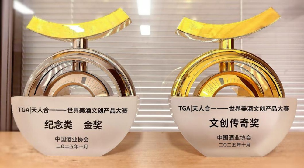 79184633.jpg 洋河金蛇獻(xiàn)瑞生肖酒、夢之藍(lán)幸福美滿禮盒.jpg